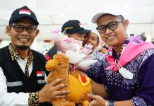 Momen Haru Jemaah Haji Beri Hadiah Kejutan ke Petugas Haji