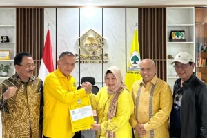 Acil Odah didampingi Rozani dan Sahbirin Noor serta Supian HK menerima rekomendasi DPP Partai Golkar (wartabanjar.com - Ist. Golkar Kalsel)