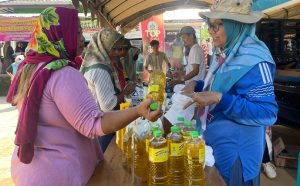 Minyak goreng menjadi komoditas yang diserbu warga Desa Buntu Pilanduk dalam operasi pasar murah Pemkab Balangan. (wartabanjar.com - Ist. MC Balangan)