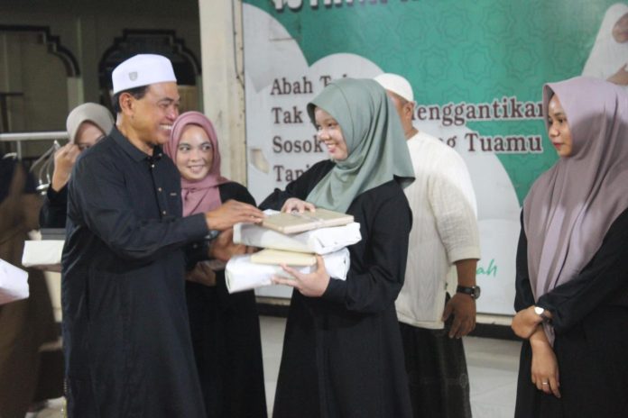 Bupati Tanah Bumbu, HM Zairullah Azhar, memberikan hadiah kepada anak-anak yatim bertepatan peringatan 10 Muharram 1446 H. (wartabanjar.com - Istimewa)