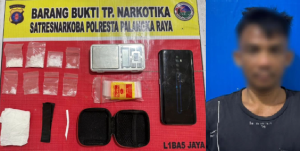 Tersangka pengedar sabu Palangka Raya dan barang bukti yang berhasil diamankan Polresta Palangka Raya. (wartabanjar.com - Ist. Humas Polresta Palangka Raya)