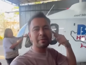 Raffi Ahmad merekam video di depan helikopter yang memiliki kemiripan dengan heli yang jatuh di Bali. (wartabanjar.com - Ist. @kabarnegri)