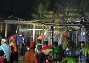 Rumah keluarga Ramlan di Jalan Bahran Jamil, HST, tinggal puing setelah dilalap si jago merah, Sabtu malam. (wartabanjar.com - Ist, Rekanan)
