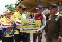 Gubernur Kalsel Serahkan Banyak Bantuan Saat Turdes di Puskesmas Kurau
