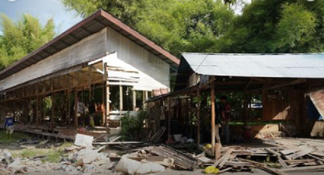Lapak PKL di Pasar Keramat Barabai, Kabupaten Hulu Sungai Tengah, dibongkar untuk menertibkan lokasi pasar oleh Pemkab. (wartabanjar.com - Ist. Satpol PP Damkar HST)