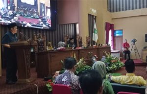 Asisten Bidang Administrasi Pembangunan dan Ekonomi, Eryanto Rais SH mewakili Bupati HM Zairullah Azhar menyampaikan pendapat akhir. (wartabanjar.com - Ist. MC Tanbu)