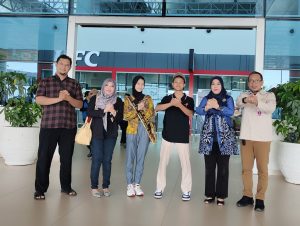 Havi Al Badhali (pakai topi), pelajar dari Kabupaten Banjar, akan menerima penghargaan dari Presiden Jokowi di Papua. (wartabanjar.com - Ist. MC Banjar)
