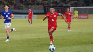 Kapten Timnas Indonesia U-19 (merah) meggiring bola saat melawan Kamboja. (wartabanjar.com - Ist. PSSI)