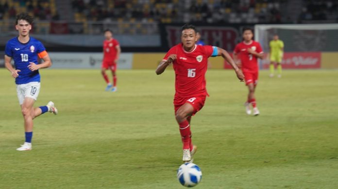 Kapten Timnas Indonesia U-19 (merah) meggiring bola saat melawan Kamboja. (wartabanjar.com - Ist. PSSI)