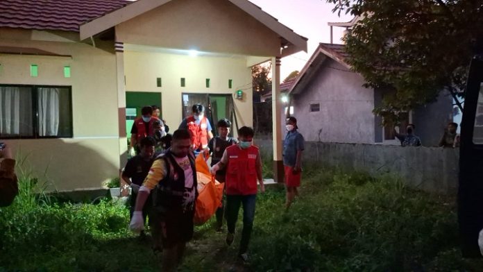 Proses evakuasi korban dari dalam rumah di Widya Elok III, Kelurahan Sungai Besar Kecamatan Banjarbaru Selatan, Kota Banjarbaru, Minggu (wartabanjar.com - Nurul Octaviani)