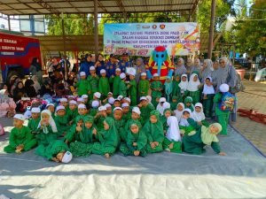 Puluhan Murid PAUD QU Darunnajah mengikuti edukasi yang diberikan Damkar Kabupaten Banjar. (wartabanjar.com - Ist. MC Banjar)