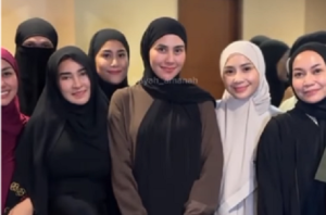 Wanda Hara gunakan cadar bersama rombongan Nagita Slavina menghadiri majelis Ustadz Hanan Attaki. (Instagram)