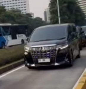 Mobil dinas Menteri Agama masuk jalur Transjakarta. (wartabanjar.com - Ist. Tribrata)