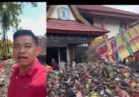 Viral! Warga Sintang Bawa Sampah Gunakan Belasan Truk Ditumpah di Kantor Bupati dan DPRD