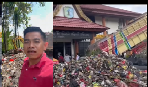 Warga Sintangmengeruk tumpukan sampah lalu menumpahkan ke halaman kantor bupati.