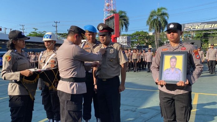 Wakapolresta Banjarmasin, AKBP Arwin Amrih Wientama, melepas seragam Brigadir Reza. (wartabanjar.com - Iqnatius Aprianus)