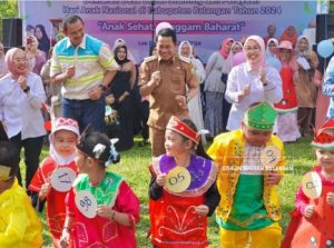 Bupati Balangan, Abdul Hadi, bersama pihak Adaro Group menyemangati anak-anak saat Deklarasi Desa Bebas Stunting atau Zero Stunting di Desa Lok Batung,