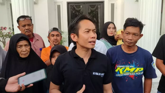 Toni RM, pengacara Pegi Setiawan, saat memberikan keterangan pers. (Beritasatu.com)]