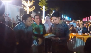Wapres terpilih Gibran Rakabuming Raka membaca undangan pembukaan Porwanas yang diberikan Sekdaprov Kalsek, Roy Rizali Anwar. (wartabanjar.com - Ist. Setdaprov Kalsel)