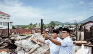 Perwakilan Jhonlin Group meninjau lokasi kebakaran di Kotabaru sekaligus menyerahkan bantuan. (Istimewa)