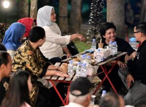 Ibu Iriana bersama influencer melewati malam di IKN. (wartabanjar.com - Ist. Website Presiden)