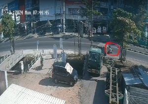 Pemotor tabrak truk trailer di Jalan Sutoyo S dekat lampu merah Simpang 5 Kamboja, Banjarmasin Tengah, Senin pagi. (wartabanjar.com - Ist. WAG)