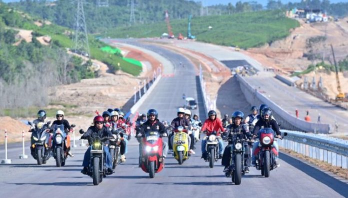 Presiden Joko Widodo melewati jalan tol IKN. (wartabanjar.com - Ist. Setkab)