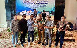 Direktur Utama Bank Kalsel, Fachrudin (berbatik) menyerahkan piaham penghargaan kepada Kacab Bank Kalsel Paringin, Fitri Hernadi (kemeja garis-garis)