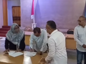 Penandatanganan MoU antara Ketua PWI Kalsel dengan pimpinan media daerah. (wartabanjar.com - Ist. PWI Kalsel)