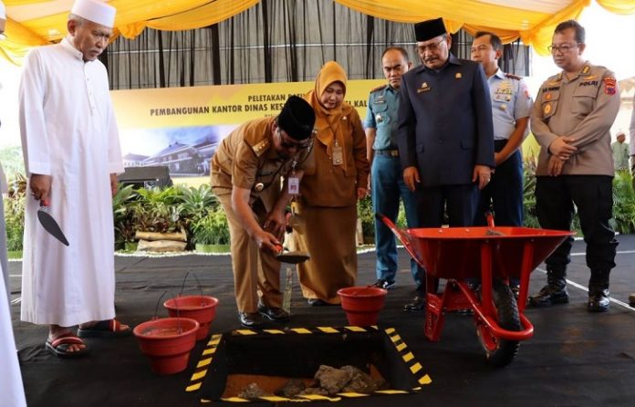 Peletakan batu pertama pembangunan gedung kantor Dinas Kesehatan Proivinsi Kalsel oleh Gubernur Sahbirin Noor. (wartabanjar.com - Ist. MC Kalsel)