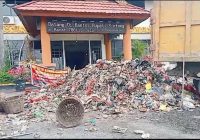 Protes Diabaikan, Warga Tumpahkan Sampah ke Kantor Bupati dan DPRD Sintang