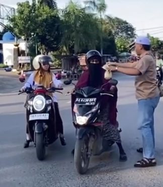 Kesultanan Banjar Bagikan Bubur Asyura ke Warga di Sejumlah Titik di Kota Martapura