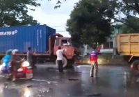 Fortuner Tabrak Truk Petikemas di Jalan A Yani km 12 Gambut