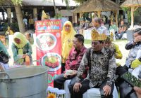 Usai Pelantikan Pengurus KKB Bali, Paman Birin dan Acil Odah Borong Produk UMKM Warga Banjar di Denpasar