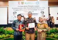 Implementasi Budaya Safety, Gubernur Kalteng Beri Penghargaan Zero Accident Kepada PLN