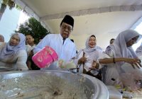 Gubernur Kalsel Bagikan Langsung Bubur Asyura