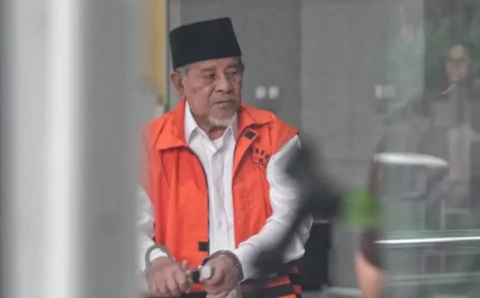 Abdul Gani Kasuba menunggu persidangan di PN Tipikor Ternate. (Porostimur.com - Beritasatu.com)