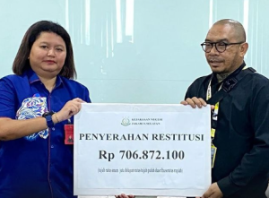 Ayah David Ozora, Jonathan Latumahina, menerima uang restitusi sebesar Rp706 juta dari pihak Kejaksaan. (Istimewa)