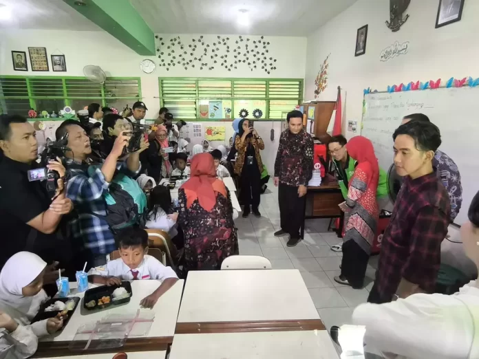 Contoh pelaksanaan program makan bergizi gratis di salah satu sekolah di Surabaya, Kamis 1 Agustus 2024. (Beritasatu.com)