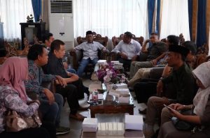 Wakil Ketua DPRD Kota Banjarmasin, Tugiatno SSos, menerima kunjungan kerja Komisi II DPRD Kabupaten Pekalongan, Senin 29 Juli 2024. (wartabanjar.com - Setwan)