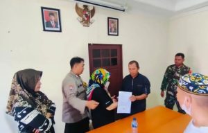 Melalui mediasi problem solving, perseteruan antara pemilik lahan dan penjaga parkir di Kelatan Luar berakhir damai. (wartabanjar.com - Ist. Humas Polresta Banjarmasin)