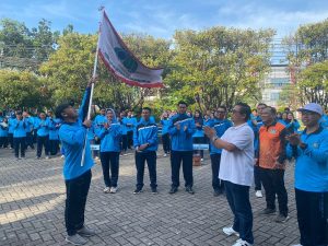 Wali Kota Banjarmasin, H Ibnu Sina, melepas kontingen PAM Bandarmasih ke Porpamnas 2024 di Makassar ditandai dengan penyerahan bendera kontingen. (wartabanjar.com - Iqnatius Aprianus)