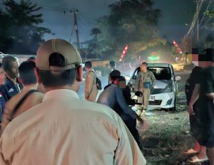 Satpol PP dan Damkar Tanah Laut bersama Polri dan TNI serta warga melakukan razia warung jablay yang berada di Kecamatan Pelaihari, Sabtu malam. (wartabanjar.com - Ist. Satpol PP Tala)