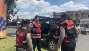 Jajaran Polres Banjarbaru melakukan evakuasi pria terlantar di Jalan Trikora setelah menerima laporan dari warga melalui Call Center. (wartabanjar.com - Humas)