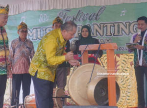 Pembukaan festival musik panting oleh Kepala Dinas Pendidikan dan Kebudayaan Kabupaten Balangan, Abiji. (wartabanjar.com - Ist. MC Balangan)