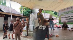 Satpol PP Kota Banjarbaru menertibkan anak punk yang berada di kawasan kuliner Minggu Raya, Senin 5 Agustus 2024 siang. (wartabanjar.com - Ist. Satpol PP Bjb)