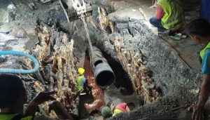 Tim lapangan PAM Bandarmasih telah melakukan pemotongan dilanjutkan penyambungan pipa, Selasa dini hari. (wartabanjar.com - Ist. Humas)