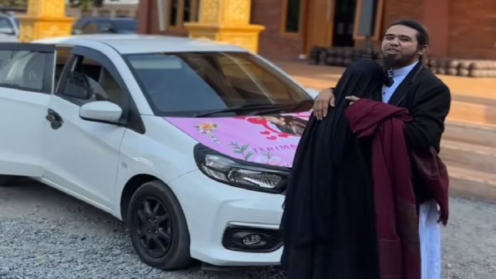 Gus Samsudin memberikan hadiah mobil untuk istri-istrinya. (TikTok via idpost.co.id)