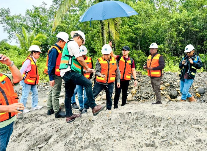 Haji Isam melihat tailing yang akan dimanfaatkan untuk jalan dalam rangka proyek cetak sawah 1 juta hektare di Merauke, Papua. (wartabanjar.com - Istimewa)