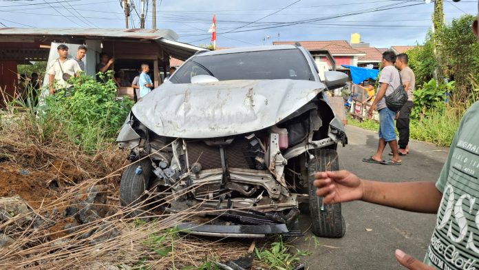 Kondisi mobil dan warung yang rusak akibat kecelakaan tunggal di Kelapa Gading, Banjarbaru, Tabu 7 Agustus 2024. (wartabanjar.com - Nurul Octaviani)